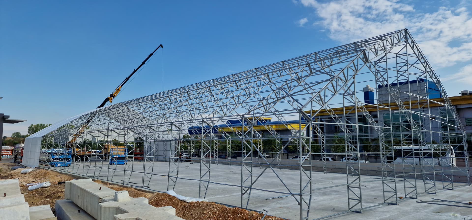 Cât Costă un Cort Industrial în România? Factori de Preț Explicați